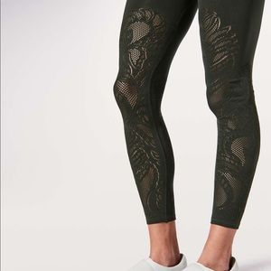 Lululemon Reveal 7/8 Tight size 6 EVGR